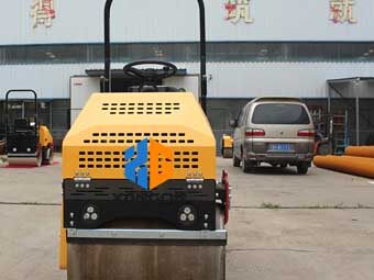 座駕壓路機(jī)“身材小，能量大”