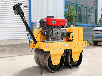 小型壓路機(jī)雨季夜間施工應(yīng)該注意哪些問題呢？