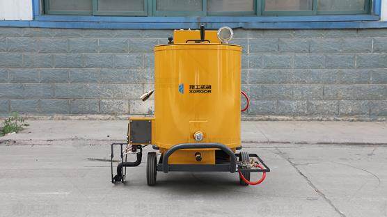 瀝青灌縫機(jī)整機(jī)配備發(fā)電機(jī)組，可以提供充足動力